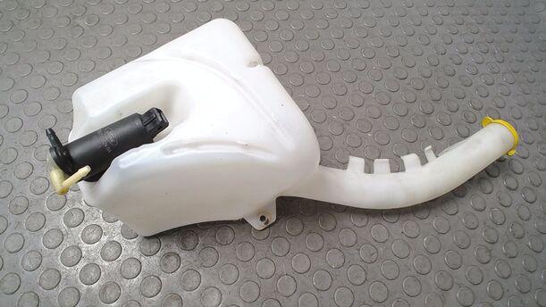 Foto: SCHEIBENWASCHBEHÄLTER eines Ford Fiesta 1.3