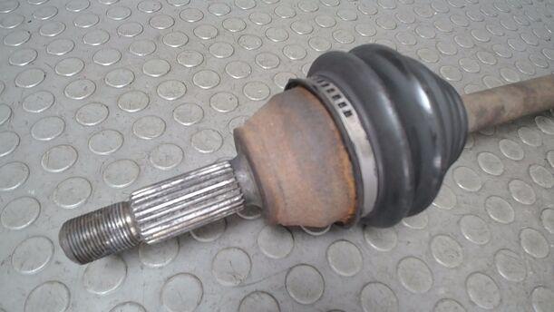 Foto: ANTREIBSWELLE LINKS ( SCHALTGETRIEBE ) eines Ford Fiesta 1.3