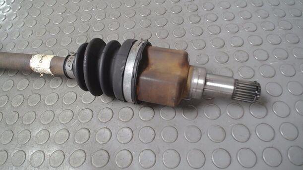 Foto: ANTREIBSWELLE LINKS ( SCHALTGETRIEBE ) eines Ford Fiesta 1.3
