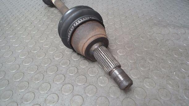 Foto: ANTREIBSWELLE LINKS ( SCHALTGETRIEBE ) eines Ford Fiesta 1.3