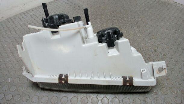 Foto: SCHEINWERFER LINKS eines Lada Lada 111 16V