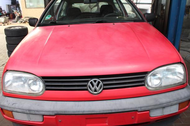 Foto: MOTORHAUBE eines VW Golf 1.6