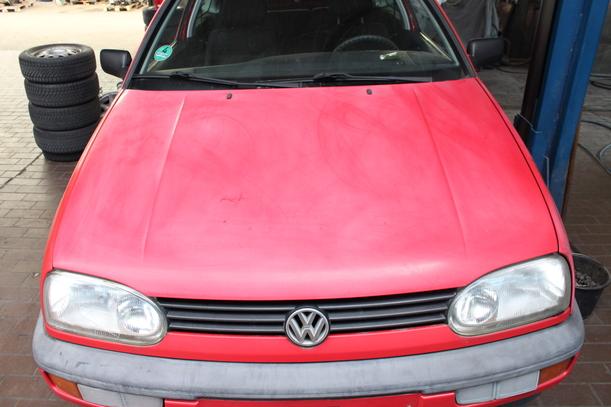 Foto: MOTORHAUBE eines VW Golf 1.6