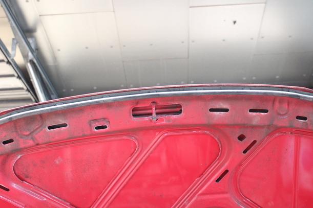 Foto: MOTORHAUBE eines VW Golf 1.6
