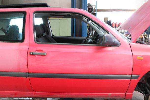 Foto: TÜR VORNE RECHTS ( 2/3 TÜRER ) eines VW Golf 1.6