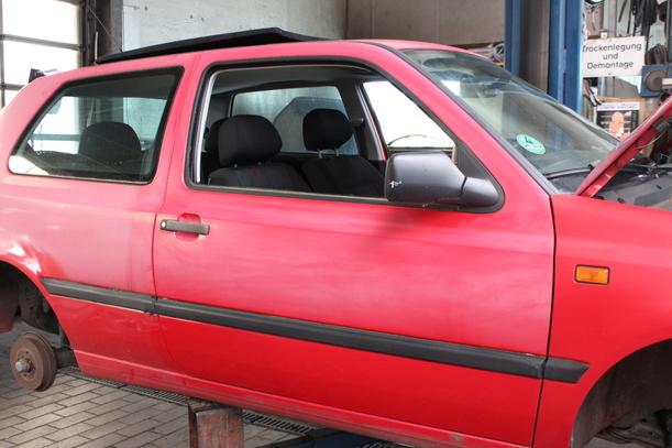 Foto: TÜR VORNE RECHTS ( 2/3 TÜRER ) eines VW Golf 1.6