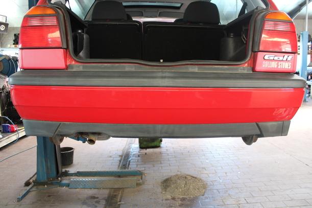 Foto: STOSSFÄNGER / STOßSTANGE HINTEN eines VW Golf 1.6