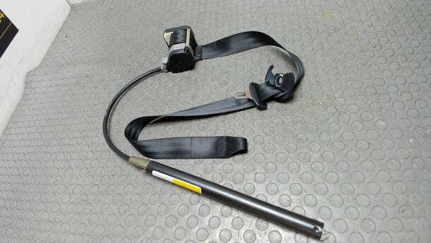 Foto: SICHERHEITSGURT VORN RECHTS ( 2/3 TÜRER ) eines VW Golf 1.6
