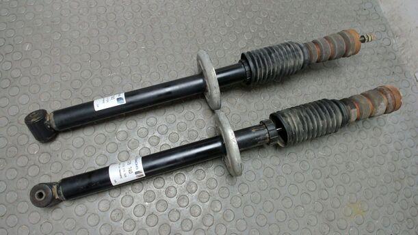 Foto: STOSSDÄMPFERPAAR HINTEN eines VW Golf 1.6