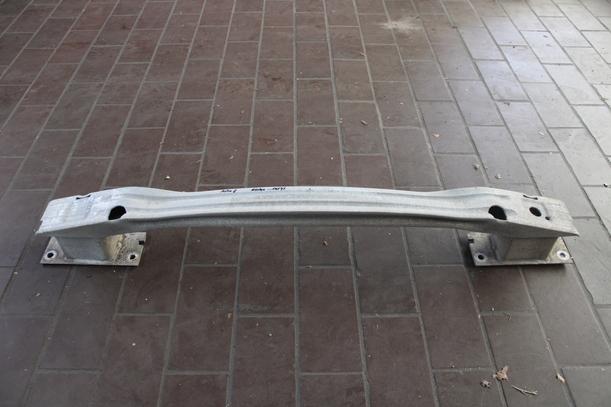 Foto: VERSTÄRKUNG HINTEN eines Opel Astra 2.0 CDTI DPF