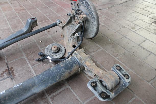Foto: HINTERACHSTRÄGER ( 5 TÜRER ) eines Opel Astra 2.0 CDTI DPF