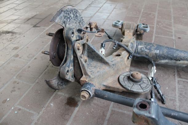 Foto: HINTERACHSTRÄGER ( 5 TÜRER ) eines Opel Astra 2.0 CDTI DPF
