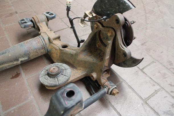 Foto: HINTERACHSTRÄGER ( 5 TÜRER ) eines Opel Astra 2.0 CDTI DPF