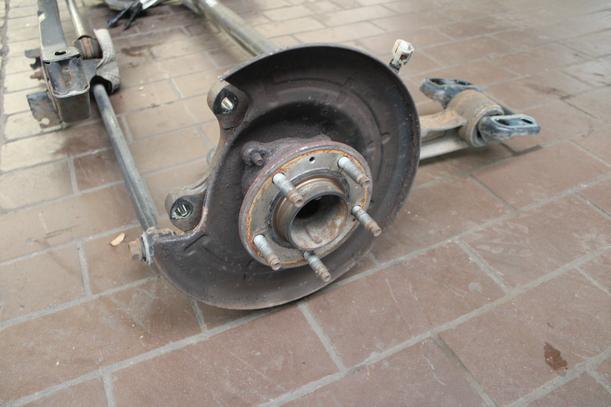 Foto: HINTERACHSTRÄGER ( 5 TÜRER ) eines Opel Astra 2.0 CDTI DPF