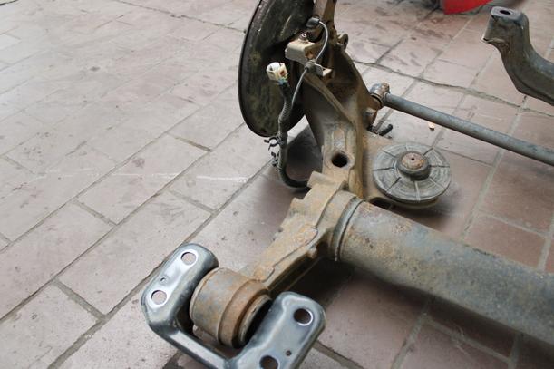 Foto: HINTERACHSTRÄGER ( 5 TÜRER ) eines Opel Astra 2.0 CDTI DPF