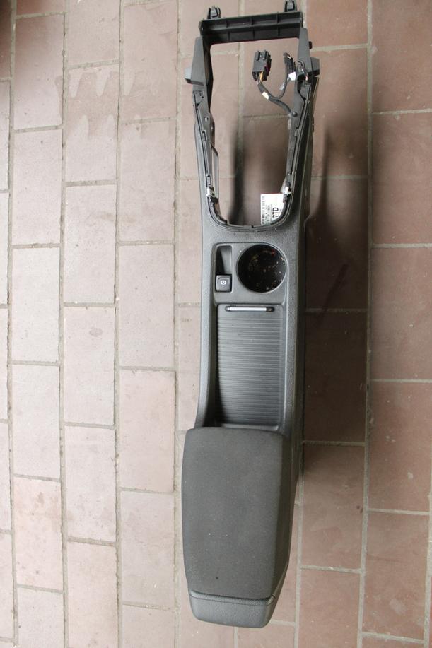 Foto: MITTELKONSOLE eines Opel Astra 2.0 CDTI DPF