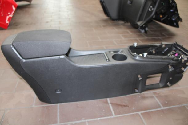 Foto: MITTELKONSOLE eines Opel Astra 2.0 CDTI DPF