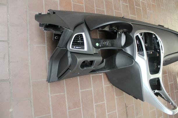 Foto: ARMATURENBRETT eines Opel Astra 2.0 CDTI DPF