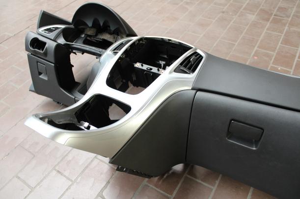 Foto: ARMATURENBRETT eines Opel Astra 2.0 CDTI DPF