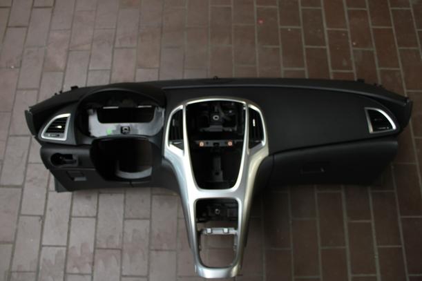 Foto: ARMATURENBRETT eines Opel Astra 2.0 CDTI DPF