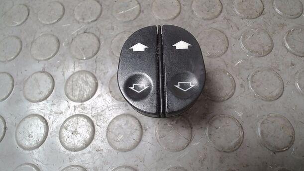 Foto: FENSTERHEBERSCHALTER eines Ford Fiesta 1.6 XL
