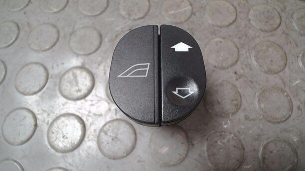 Foto: FENSTERHEBERSCHALTER eines Ford Fiesta 1.6 XL