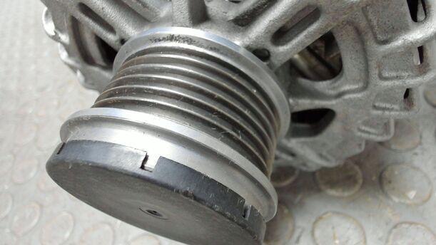 Foto: LICHTMASCHINE / GENERATOR ( 120A ) eines Opel Astra 2.0 CDTI DPF XL