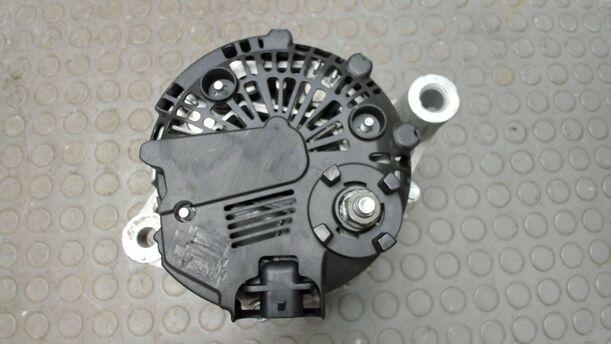 Foto: LICHTMASCHINE / GENERATOR ( 120A ) eines Opel Astra 2.0 CDTI DPF XL