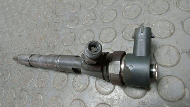 Foto: DIESELEINSPRITZDÜSE / EINSPRITZVENTIL eines Opel Astra 2.0 CDTI DPF XL