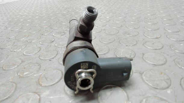 Foto: DIESELEINSPRITZDÜSE / EINSPRITZVENTIL eines Opel Astra 2.0 CDTI DPF XL