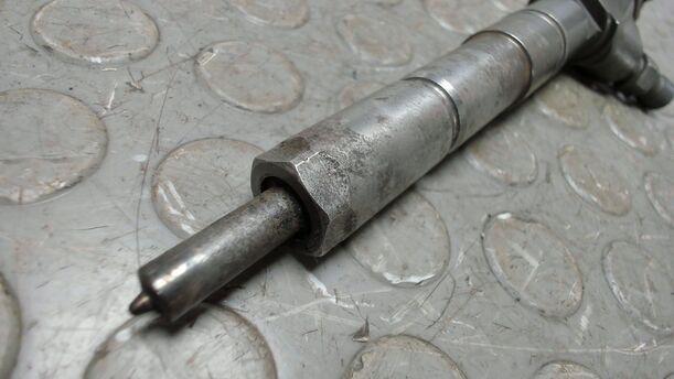 Foto: DIESELEINSPRITZDÜSE / EINSPRITZVENTIL eines Opel Astra 2.0 CDTI DPF XL