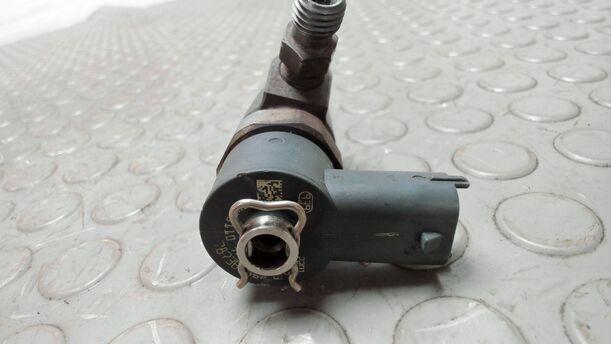 Foto: DIESELEINSPRITZDÜSE / EINSPRITZVENTIL eines Opel Astra 2.0 CDTI DPF XL