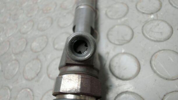 Foto: DIESELEINSPRITZDÜSE / EINSPRITZVENTIL eines Opel Astra 2.0 CDTI DPF XL
