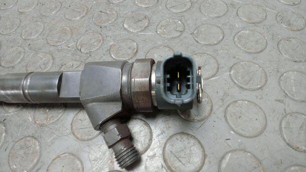 Foto: DIESELEINSPRITZDÜSE / EINSPRITZVENTIL eines Opel Astra 2.0 CDTI DPF XL