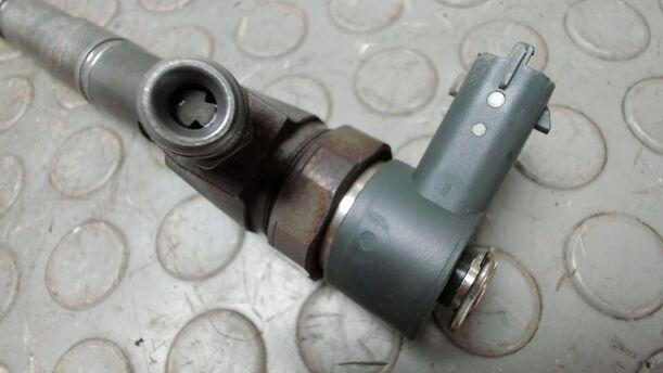 Foto: DIESELEINSPRITZDÜSE / EINSPRITZVENTIL eines Opel Astra 2.0 CDTI DPF XL