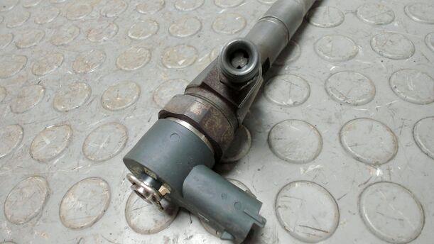 Foto: DIESELEINSPRITZDÜSE / EINSPRITZVENTIL eines Opel Astra 2.0 CDTI DPF XL