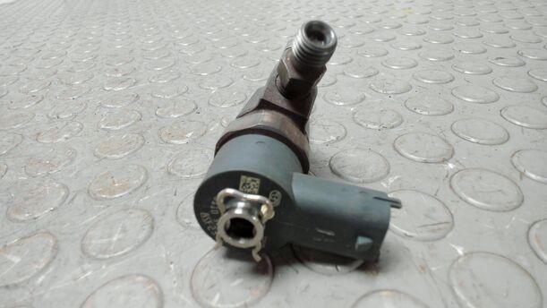 Foto: DIESELEINSPRITZDÜSE / EINSPRITZVENTIL eines Opel Astra 2.0 CDTI DPF XL