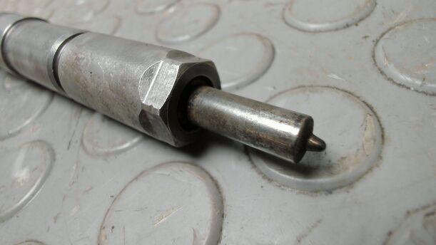 Foto: DIESELEINSPRITZDÜSE / EINSPRITZVENTIL eines Opel Astra 2.0 CDTI DPF XL