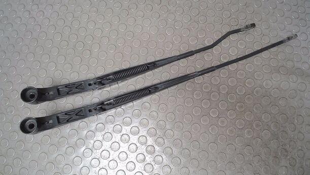 Foto: SCHEIBENWISCHERARME VORN eines Mitsubishi Space Star 1.0 XL