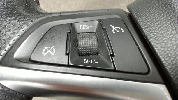 Foto: LEDERLENKRAD eines Opel Astra 2.0 CDTI DPF XL