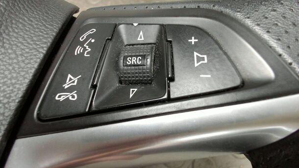 Foto: LEDERLENKRAD eines Opel Astra 2.0 CDTI DPF XL