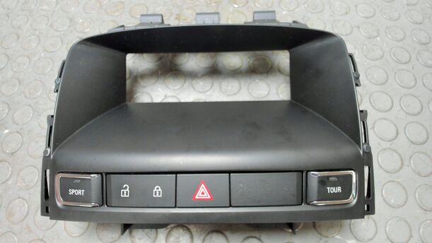 Foto: SCHALTERLEISTE / WARNBLINKSCHALTER eines Opel Astra 2.0 CDTI DPF XL