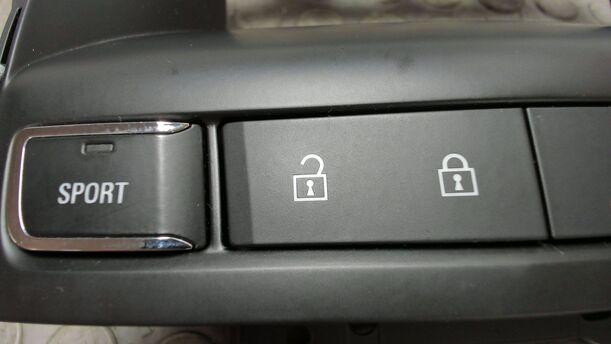Foto: SCHALTERLEISTE / WARNBLINKSCHALTER eines Opel Astra 2.0 CDTI DPF XL