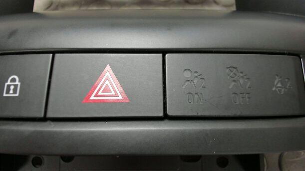 Foto: SCHALTERLEISTE / WARNBLINKSCHALTER eines Opel Astra 2.0 CDTI DPF XL
