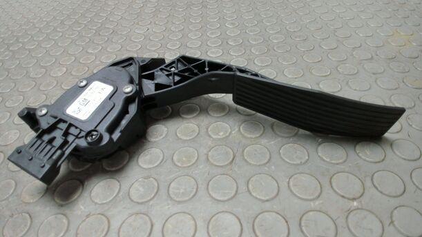 Foto: GASPEDAL ( DIESEL / SCHALTGETRIEBE ) eines Opel Astra 2.0 CDTI DPF XL