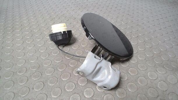 Foto: TANKKLAPPE/ TANKDECKEL eines Mitsubishi Space Star 1.0 XL