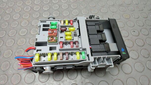 Foto: SICHERUNGSKASTEN eines Opel Astra 2.0 CDTI DPF XL