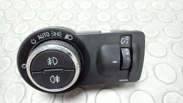 Foto: LICHTSCHALTER eines Opel Astra 2.0 CDTI DPF XL
