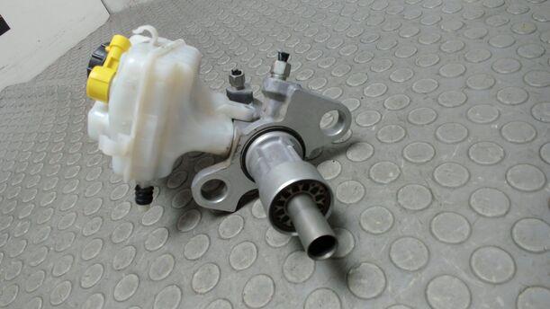 Foto: HAUPTBREMSZYLINDER eines Opel Astra 2.0 CDTI DPF XL