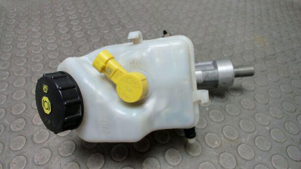 Foto: HAUPTBREMSZYLINDER eines Opel Astra 2.0 CDTI DPF XL
